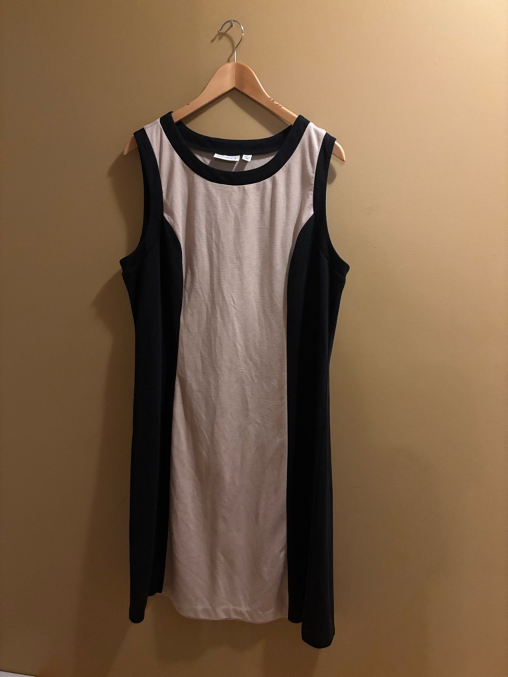 ⭐️⭐️Susan Graver Black and Cream Sleeveless Colorblock Shift Dress